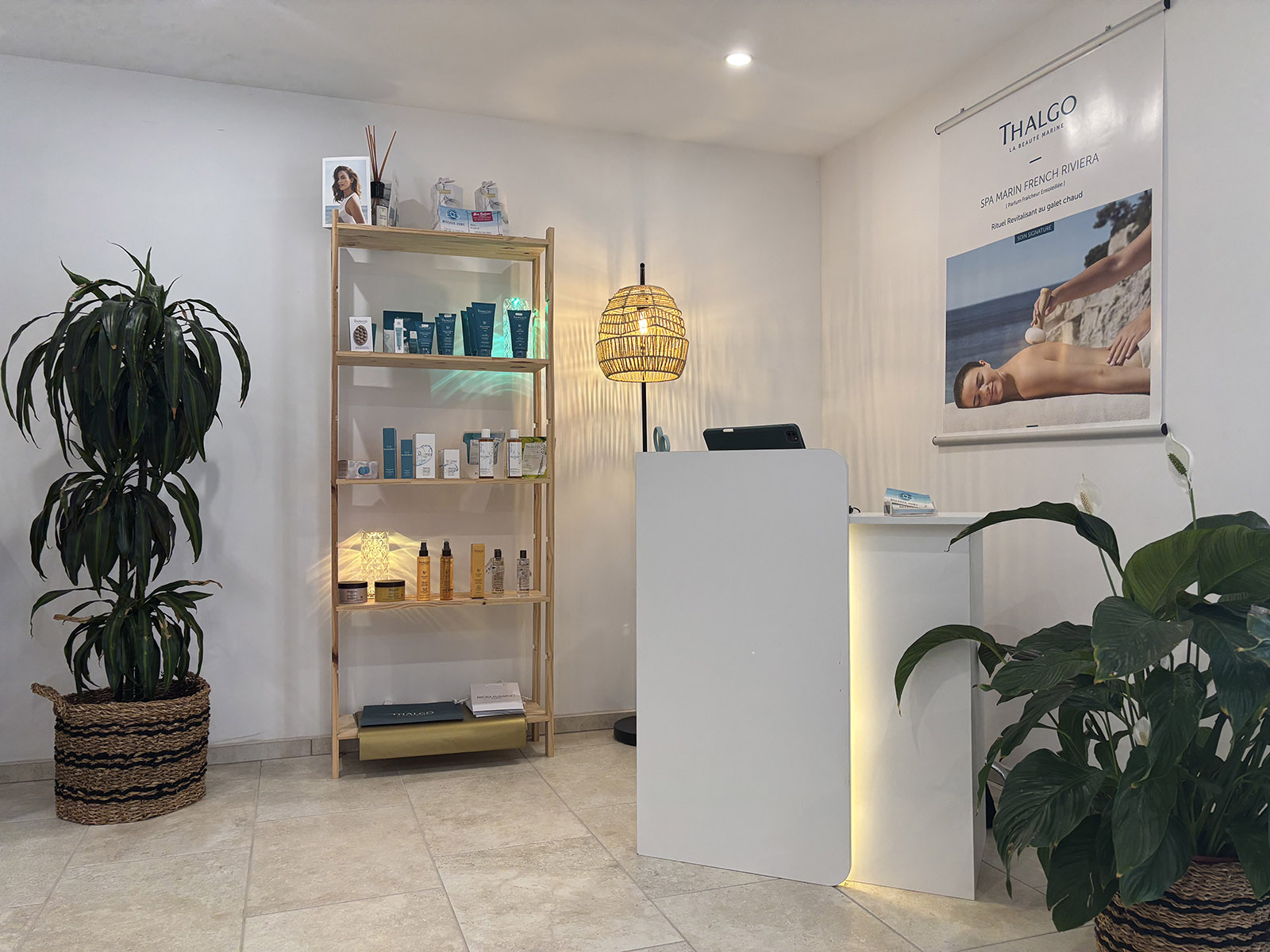 Intérieur chaleureux de l'Institut Massage Home à Lecci, espace soin et détente